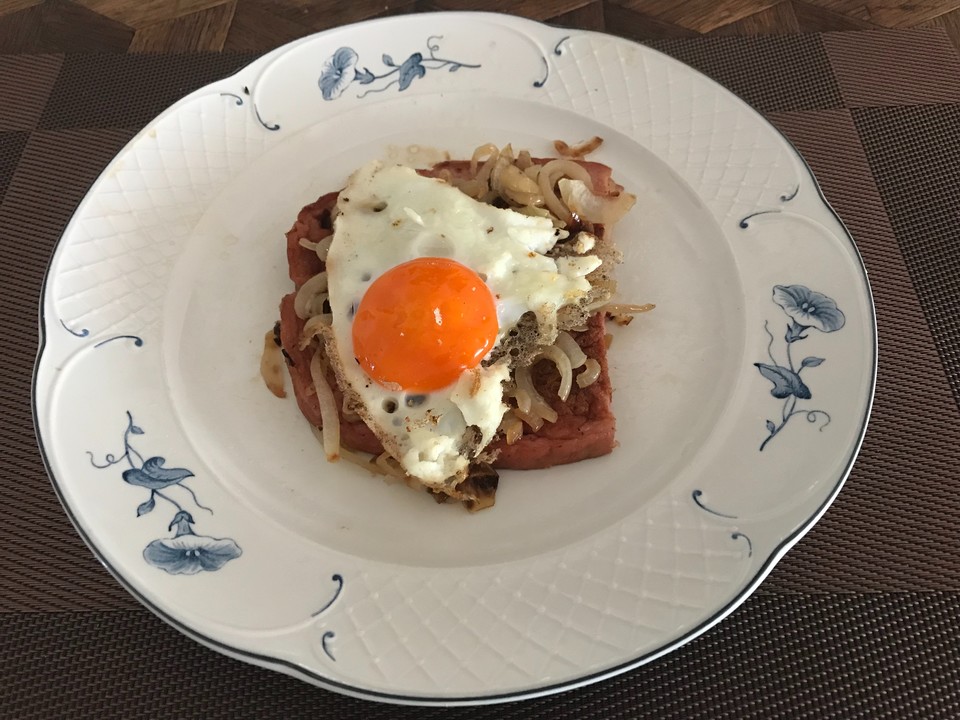 Leberkäse mit Zwiebeln und Spiegelei von susili101 | Chefkoch.de