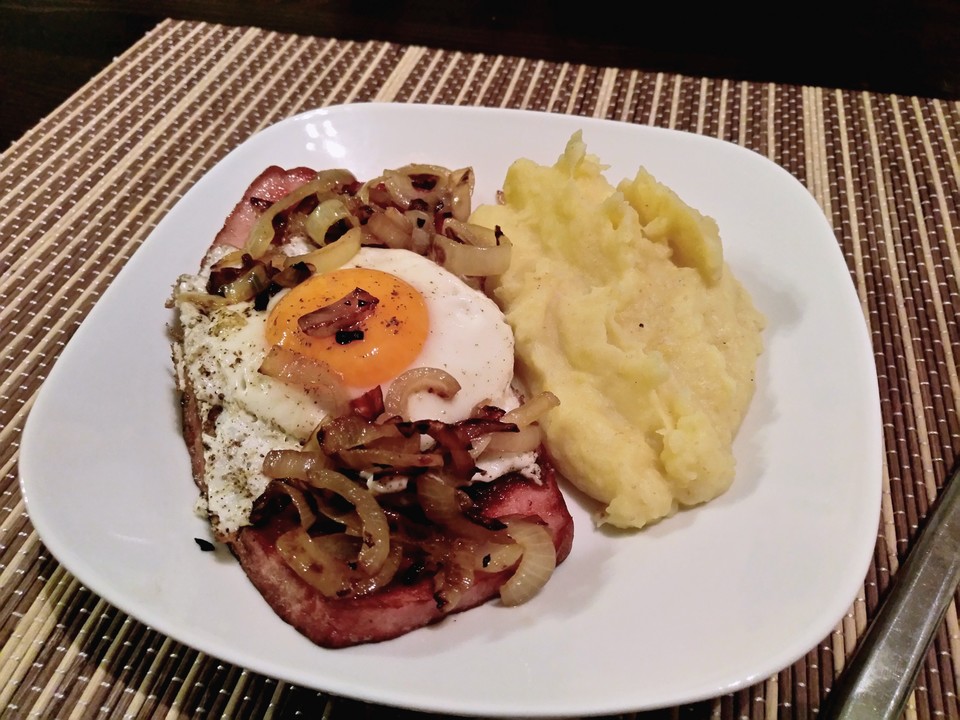 Leberkäse mit Zwiebeln und Spiegelei von susili101 | Chefkoch.de