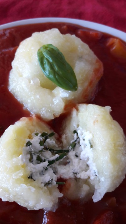 Schafskäseknödel auf fruchtiger Tomatensauce | Chefkoch.de