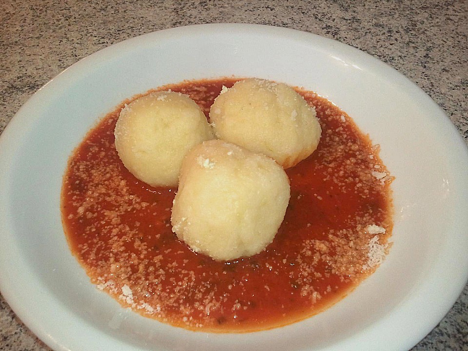 Schafskäseknödel auf fruchtiger Tomatensauce | Chefkoch.de