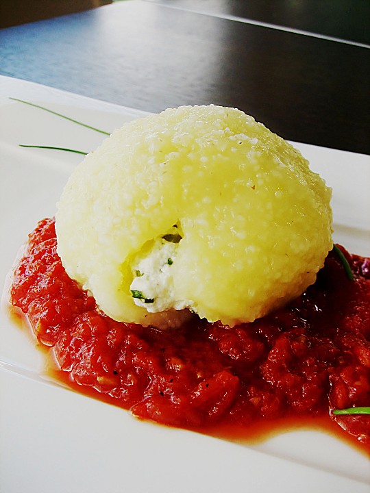 Bildergebnis für bilder Schafskäseknödel auf fruchtiger Tomatensauce