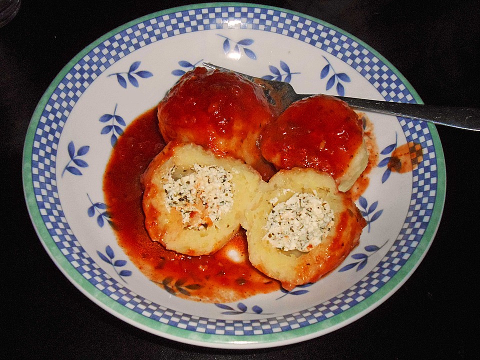 Schafskäseknödel auf fruchtiger Tomatensauce | Chefkoch.de