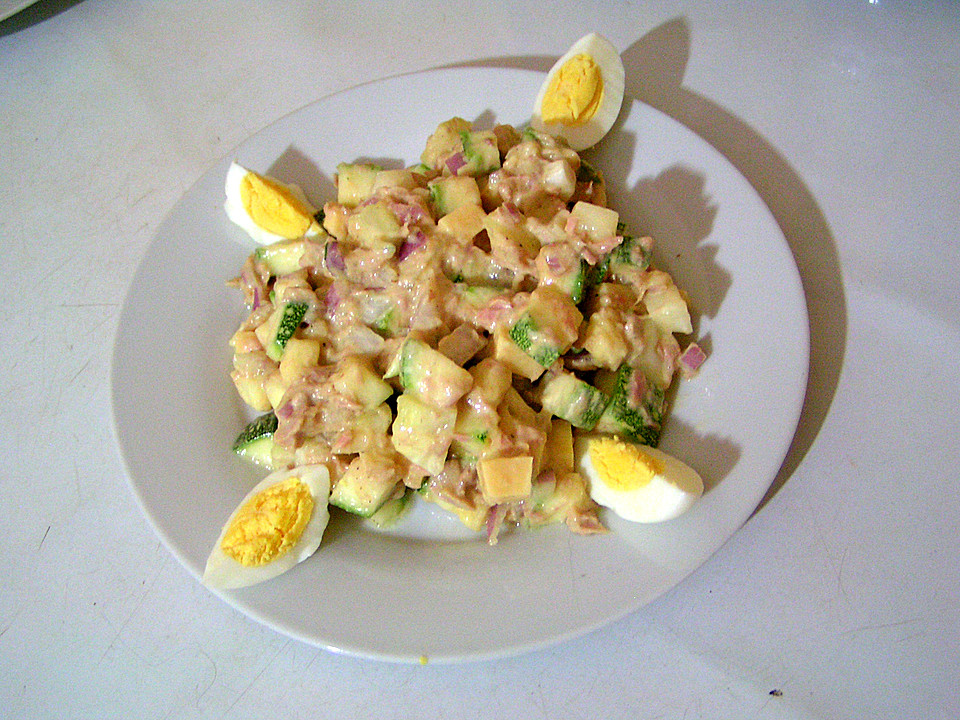 Thunfischsalat mit Zucchini, Käse und Eisbergsalat von ...