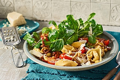 Tortellinisalat mediterraner Art