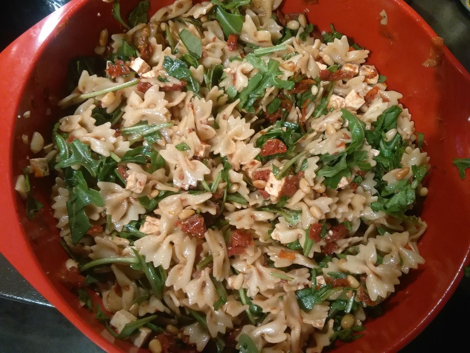 Mediterraner Nudelsalat mit getrockneten Tomaten und Pinienkernen von ...