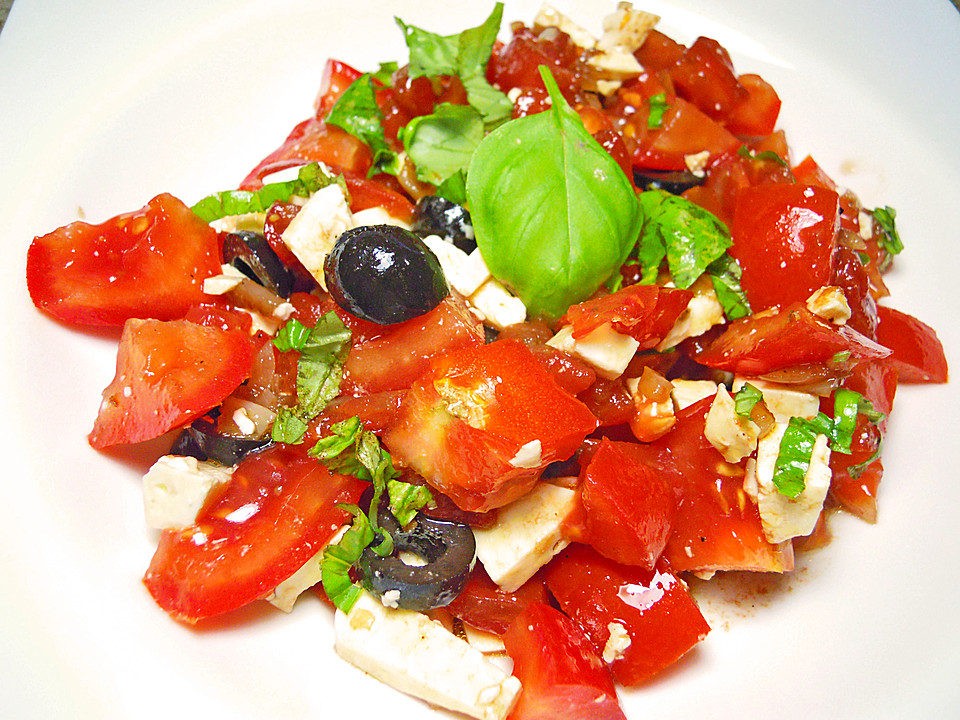 Tomatensalat mit Feta - Käse, Oliven und Basilikum von cremona ...
