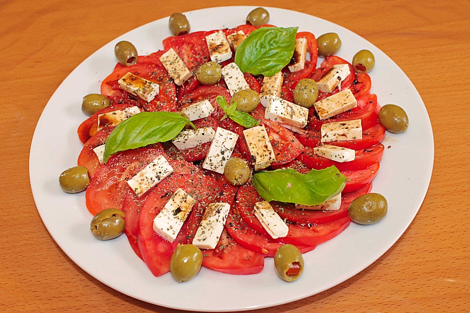 Tomatensalat mit Feta Käse, Oliven und Basilikum von cremona Chefkoch.de