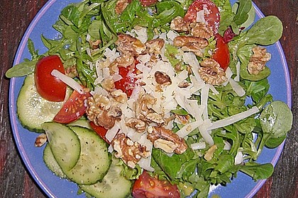 Gemischter grüner Salat mit Walnüssen und Parmesan 10