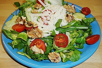 Gemischter grüner Salat mit Walnüssen und Parmesan 6