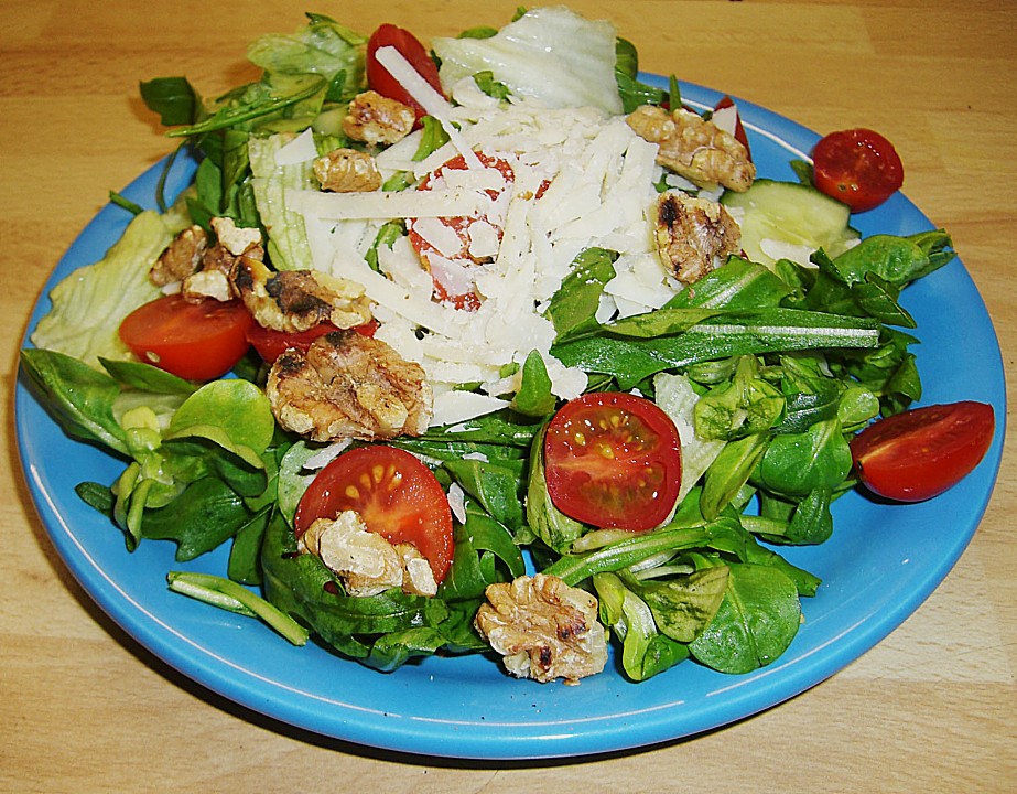 Gemischter grüner Salat mit Walnüssen und Parmesan von mareikaeferchen ...
