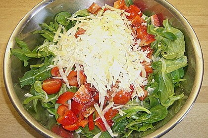 Gemischter grüner Salat mit Walnüssen und Parmesan 2