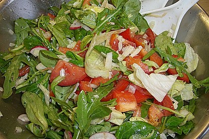 Gemischter grüner Salat mit Walnüssen und Parmesan 4