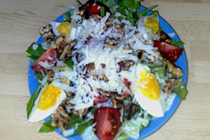 Gemischter grüner Salat mit Walnüssen und Parmesan 15