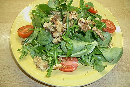 Gemischter grüner Salat mit Walnüssen und Parmesan 8