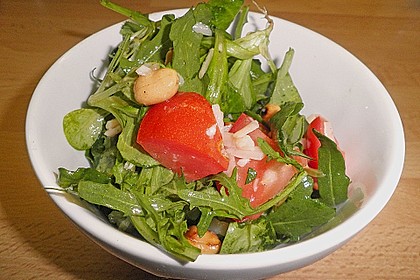 Gemischter grüner Salat mit Walnüssen und Parmesan 7