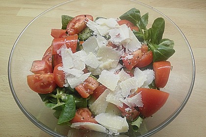 Gemischter grüner Salat mit Walnüssen und Parmesan 11
