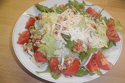 Gemischter grüner Salat mit Walnüssen und Parmesan 5