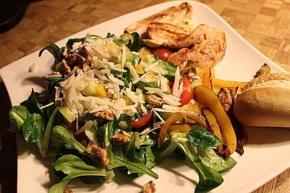 Gemischter grüner Salat mit Walnüssen und Parmesan 1