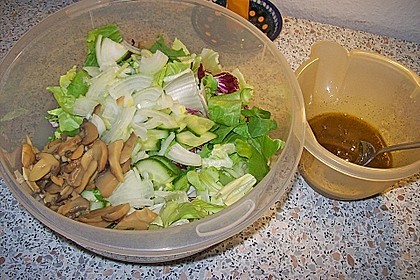 Gemischter grüner Salat mit Walnüssen und Parmesan 13