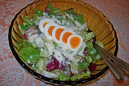 Gemischter grüner Salat mit Walnüssen und Parmesan 12