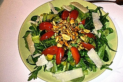 Gemischter grüner Salat mit Walnüssen und Parmesan