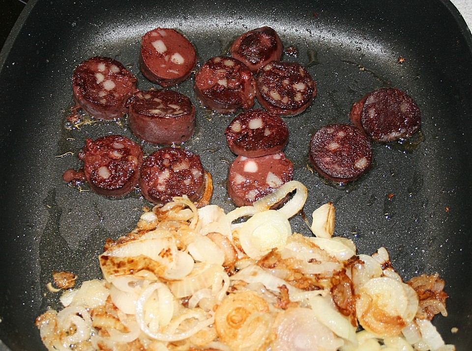 Gebratene Blutwurst auf Kartoffelpüree mit Apfelmus und Röstzwiebeln ...
