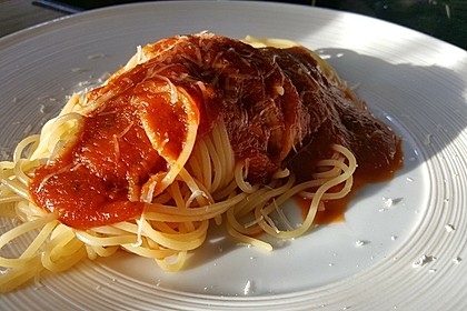 Spaghetti mit fruchtig - scharfer Tomatensoße 10