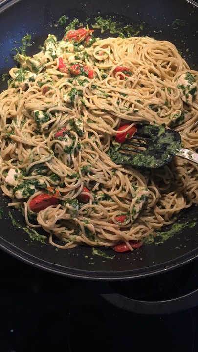 Pasta mit Tomaten-Spinat-Käse-Soße und Hähnchen von maliversum ...