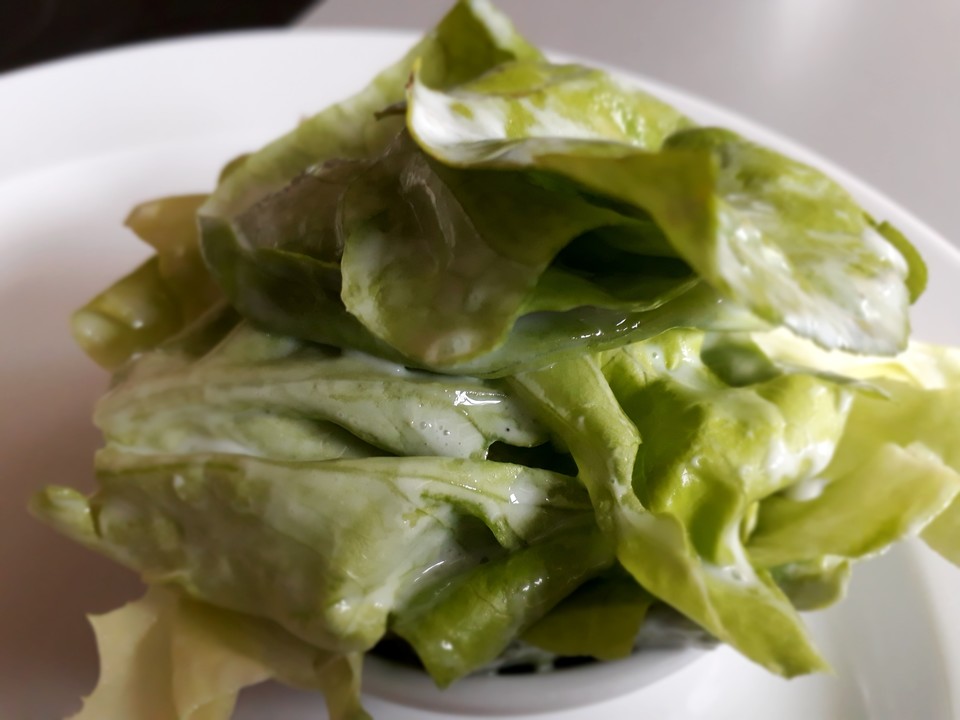 Kopfsalat mit süßem Joghurt - Dressing von Schneewind | Chefkoch.de