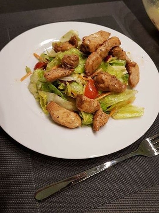 Salat mit gebratener Hähnchenbrust von CarinaSt | Chefkoch.de