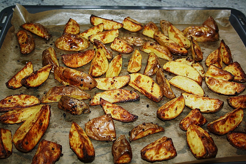 Country-Potatoes oder würzige Kartoffelspalten aus dem Ofen von Nela67 ...