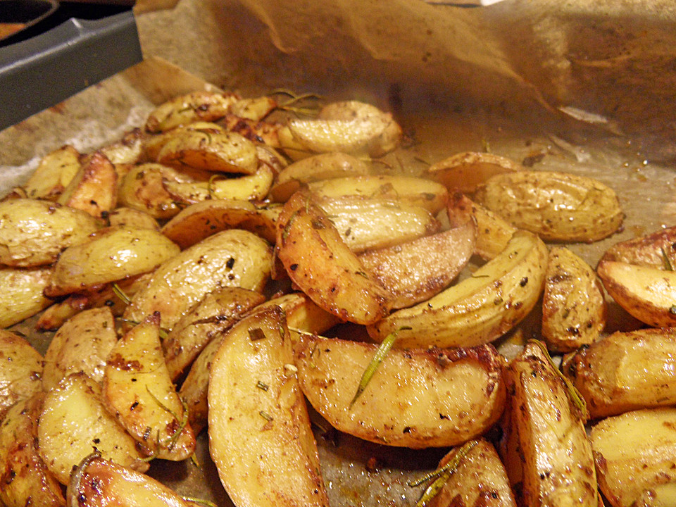 Country-Potatoes oder würzige Kartoffelspalten aus dem Ofen von Nela67 ...