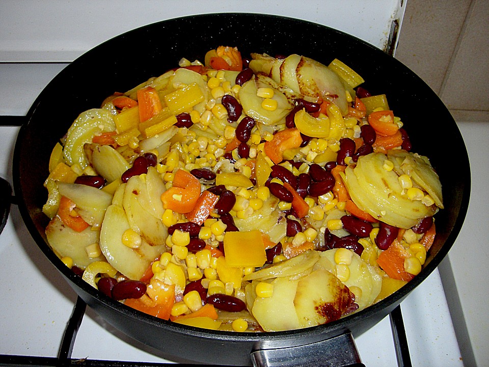 Kartoffel-Chili-Pfanne mit Bohnen, Mais und Paprika von mareikaeferchen ...