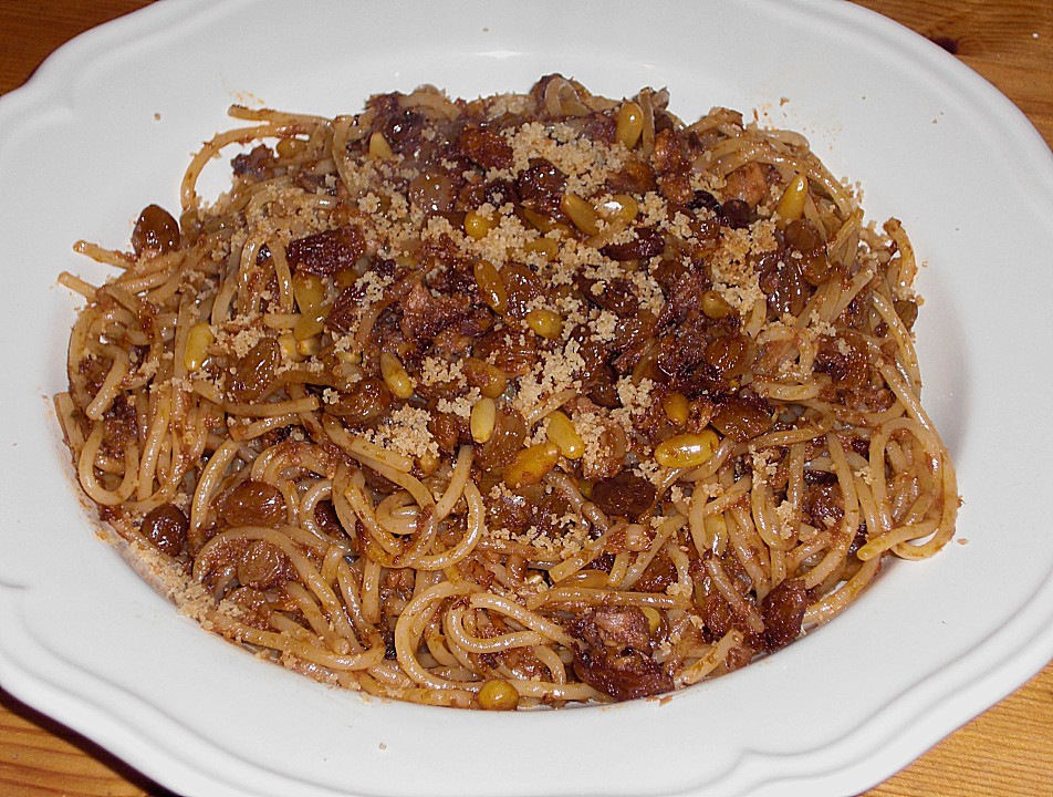 Pasta mit Sardinen und Pinienkernen in Tomaten - Rotwein - Soße von ...