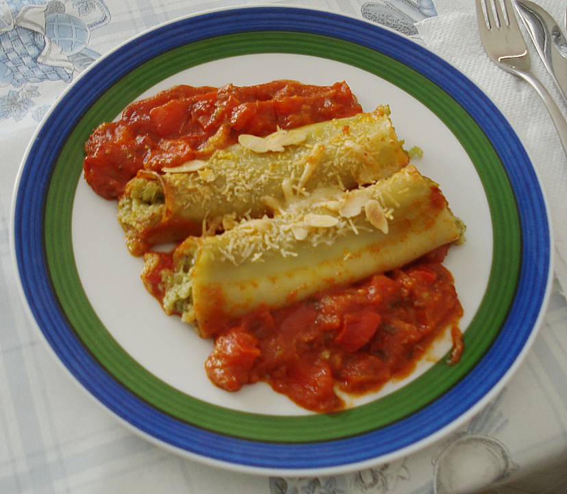 Cannelloni mit Brokkoli - Mascarponefüllung in Tomatensauce von Be-Kir ...