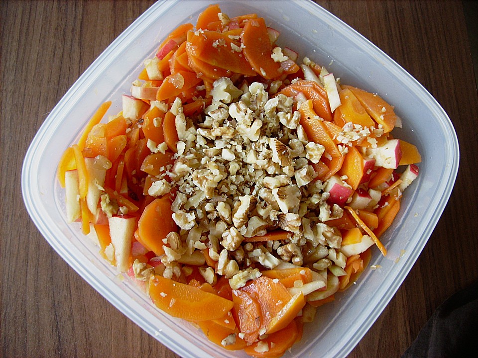 Möhren - Apfel - Salat mit Orangendressing und Walnüsse von elanda ...