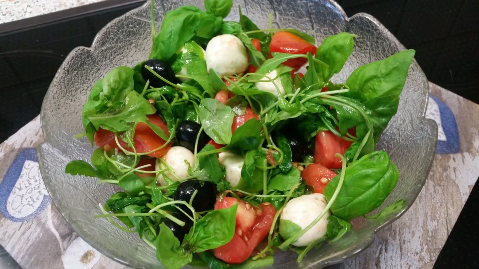 Tomaten - Oliven - Salat mit Basilikum von Kissi | Chefkoch.de