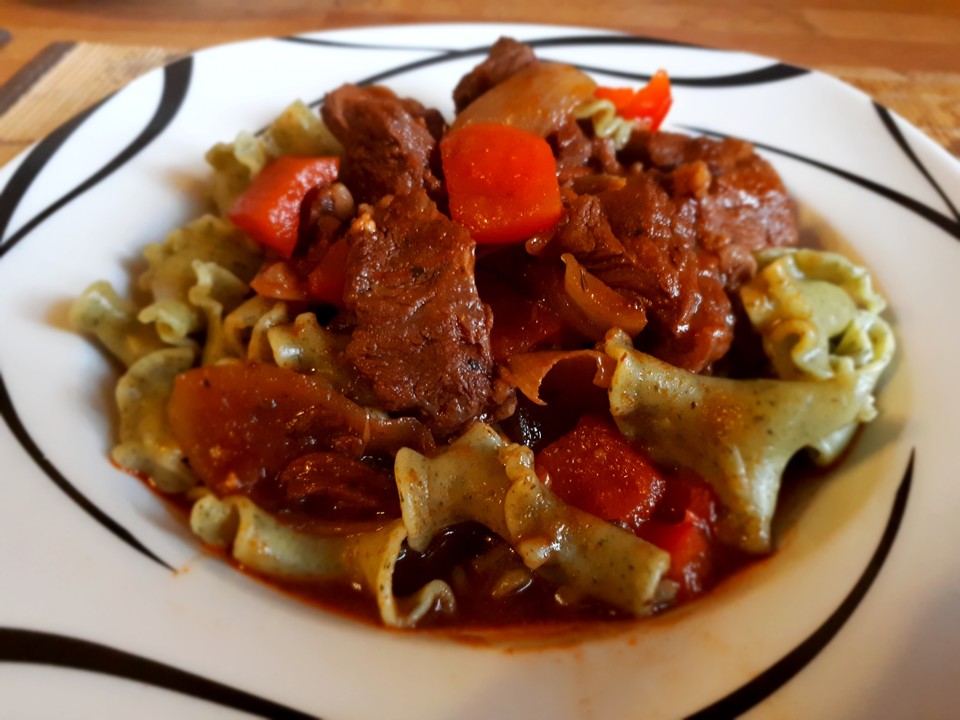 Gulasch vom Rind mit Schalotten und Paprika von chefkoch | Chefkoch.de