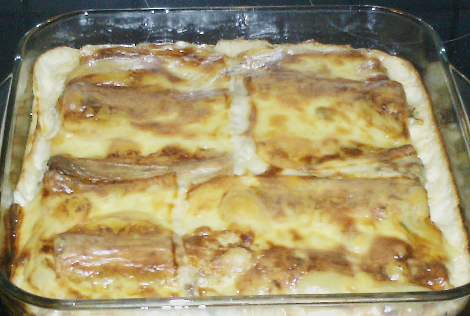 Cannelloni gefüllt mit Hackfleisch und mit Bechamelsauce überbacken von ...