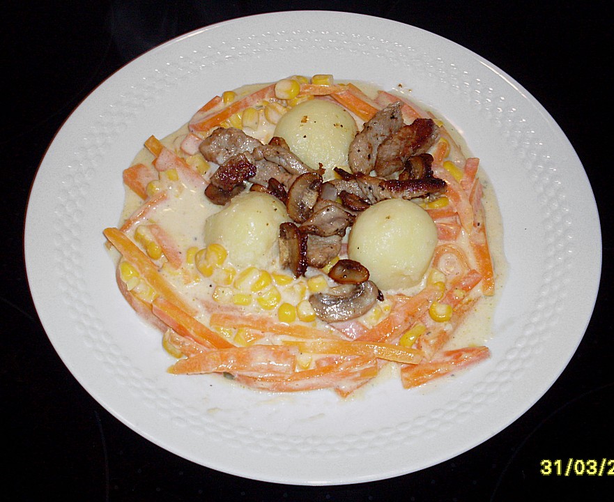 Mini - Knödel in Sahnesoße mit Mais und Karotten von sophie_berlin ...