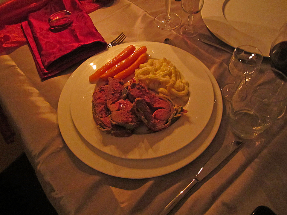 Rehrücken rosa im Pata Negra Mantel an Preiselbeersauce mit ...