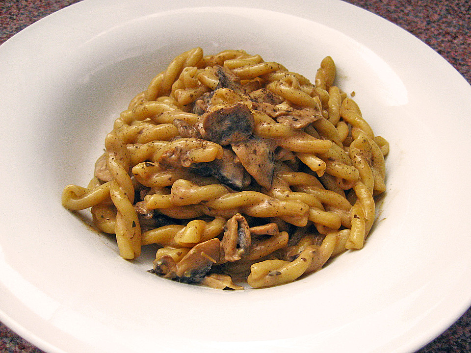 Tomatensahnesauce mit Pilzen und Schinken
