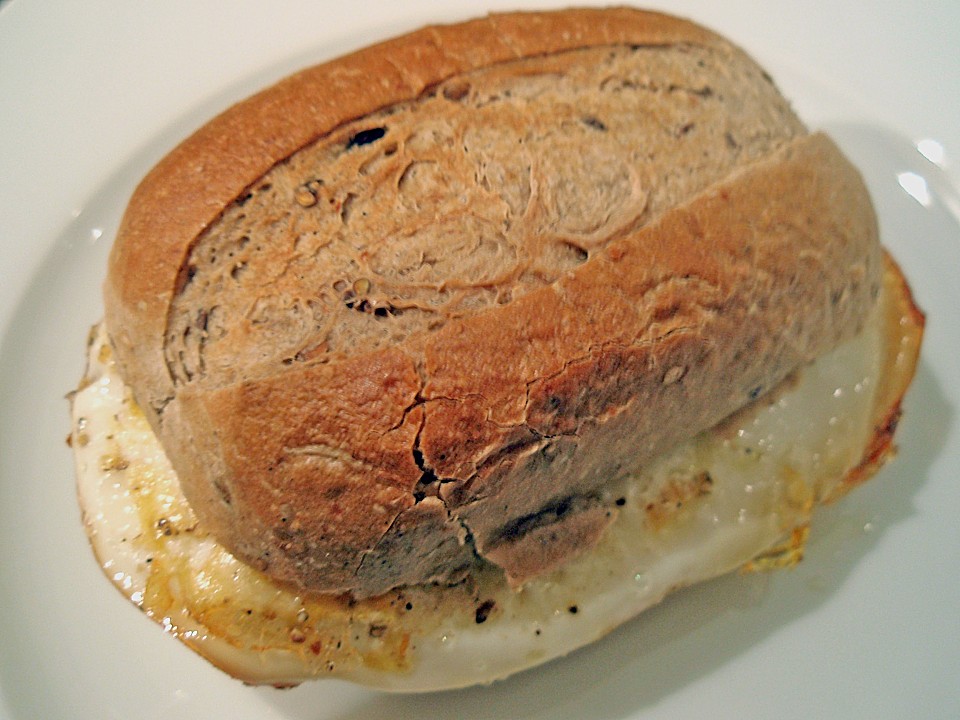 Umgedrehtes Spiegelei im Brötchen von ichkannnichtsingen | Chefkoch.de