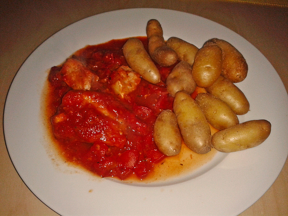 Überbackene Fischfilets in einer Kräuter - Tomatensoße von ...