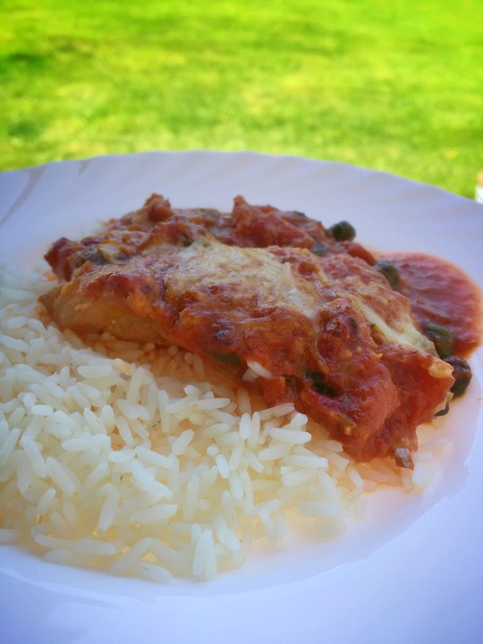 Überbackene Fischfilets in einer Kräuter - Tomatensoße von ...