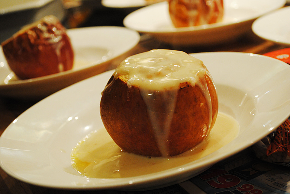 Marzipan Bratäpfel mit Vanillesoße von lucy2208 | Chefkoch.de