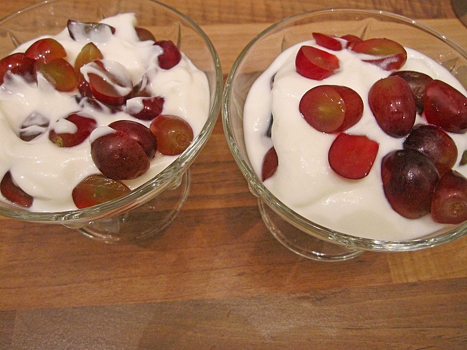 Joghurt mit Weintrauben und karamellisierten Walnüssen von ...