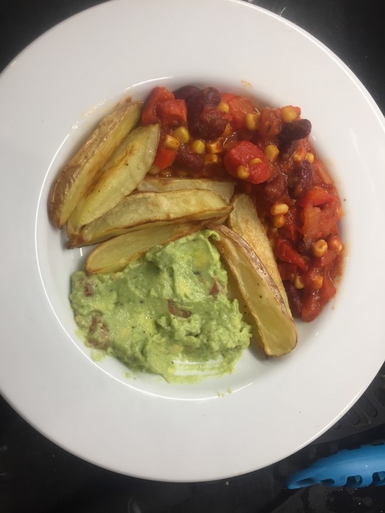 Kartoffelspalten mit Gemüse mexikanischer Art und Guacamole von ...