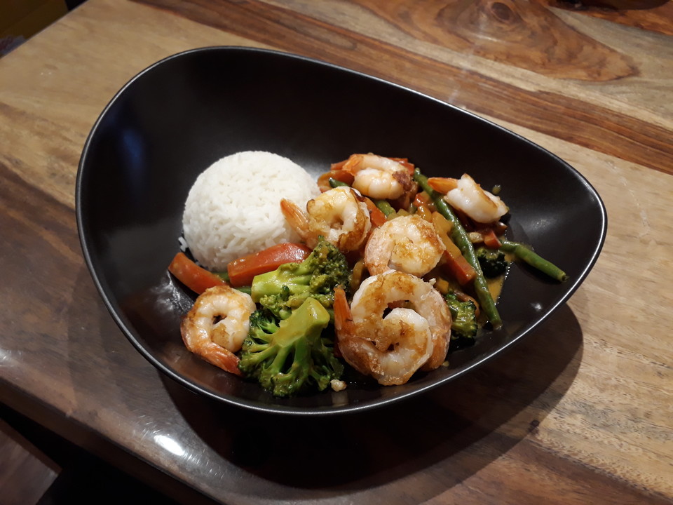 Wokgemüse mit Erdnusssoße und Scampi von mareikaeferchen | Chefkoch.de