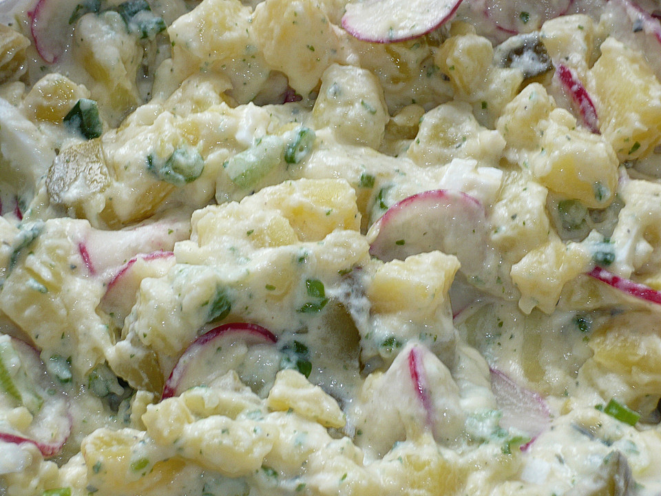 Kartoffelsalat mit leichtem Buttermilch - Joghurt - Dressing von frau ...